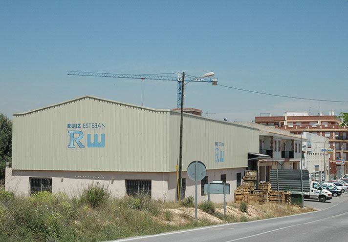 Fachada lateral y almacén Ruiz Esteban