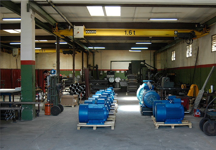 Taller equipado con puentes grúa de grandes dimensiones